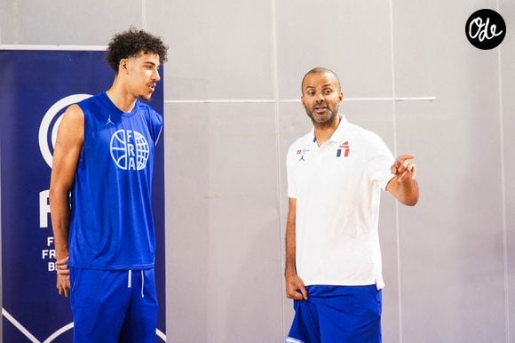 Nathan SOLIMAN, de l'équipe de France U17, et Tony PARKER, sélectionneur de l'équipe de France U17, lors de la conférence de presse à l'INSEP le 23 juin 2026 à Vincennes, en France. Photo : Emilian Baldow/Icon Sport/ABACAPRESS.COM