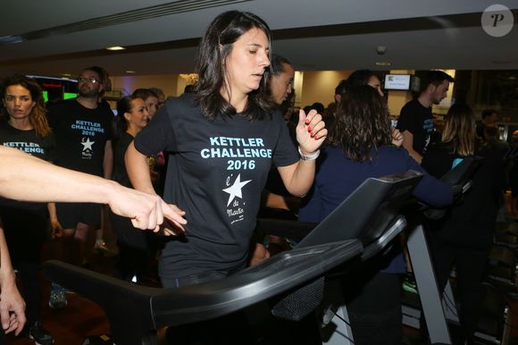 La journaliste a même écrit un livre pour aider les femmes à commencer la course à pied.

Semi-exclusif - Estelle Denis - Soirée caritative "Kettler Challenge 2016" en faveur de l'association "l'Etoile de Martin" au stade Jean Bouin à Paris le 21 novembre 2016.  © CVS/Bestimage