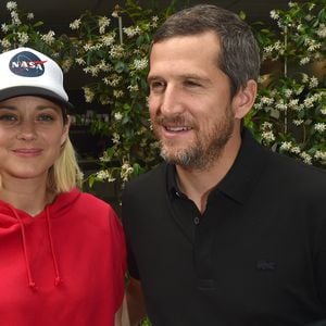 Guillaume Canet et sa compagne Marion Cotillard au village lors des internationaux de France à Roland Garros le 10 juin 2018.
© Veeren / Bestimage