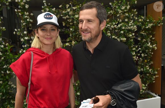 Guillaume Canet et sa compagne Marion Cotillard au village lors des internationaux de France à Roland Garros le 10 juin 2018.
© Veeren / Bestimage