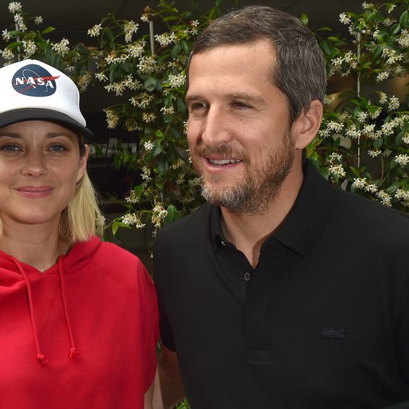Guillaume Canet et sa compagne Marion Cotillard au village lors des internationaux de France à Roland Garros le 10 juin 2018.
© Veeren / Bestimage
