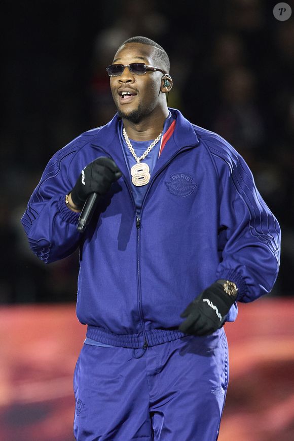 Le rappeur SDM - Célébrités dans les tribunes lors du match de Ligue 1 McDonald's opposant le Paris Saint-Germain (PSG) à l'Olympique de Marseille (OM) - (3-1) au Parc des Princes à Paris le 16 mars 2025. © Cyril Moreau/Bestimage