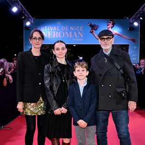 Et c'est avec sa compagne Valérie Keruzoré et leurs enfants qu'il était présent

Tchéky Karyo, sa compagne Valérie Keruzoré et leurs enfants Louise et Liv Karyo
Tapis rouge lors de la 7e édition du festival Cineroman à Nice le 3 Octobre 2025 . © Bebert-Jacovides/Bestimage