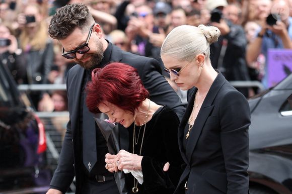 Ozzy Osbourne est décédé à l'âge de 76 ans

Sharon Osbourne, Jack Osbourne et Kelly Osbourne lors de la procession funéraire à Birmingham. Le cortège funèbre d'Ozzy Osbourne passe devant le Black Sabbath Bridge à Birmingham, Royaume-Uni. Photo de Stephen Lock/I-Images/ABACAPRESS.COM