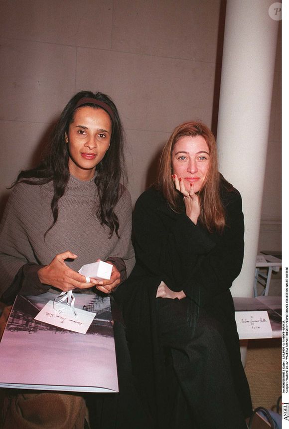 Leurs vies sont liées depuis des décennies, depuis qu'elles ont été en couple avec le même homme : l'acteur Thierry Ravel.

Karine Silla et Valeria Bruni-Tedeschi lors du défilé Haute Couture Chanel, printemps-été 1999. le 17 janvier 1999. © RINDOFF-GARCIA / BESTIMAGE