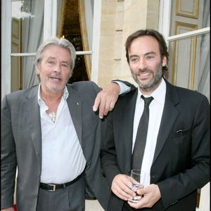 Exclusif - Alain Delon et Anthony Delon - Cyril Viguier élevé au rang de chevalier de l'ordre du mérite à Matignon le 3 juin 2009 OLIVIER BORDE / BESTIMAGE