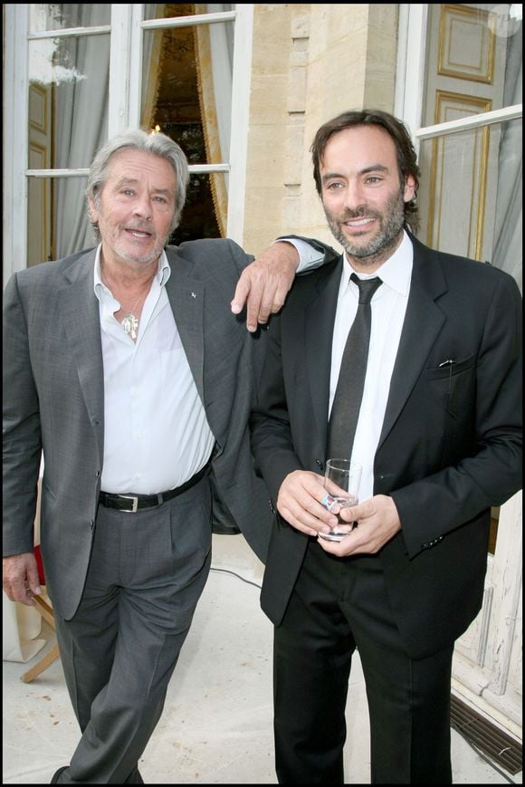 Exclusif - Alain Delon et Anthony Delon - Cyril Viguier élevé au rang de chevalier de l'ordre du mérite à Matignon le 3 juin 2009 OLIVIER BORDE / BESTIMAGE