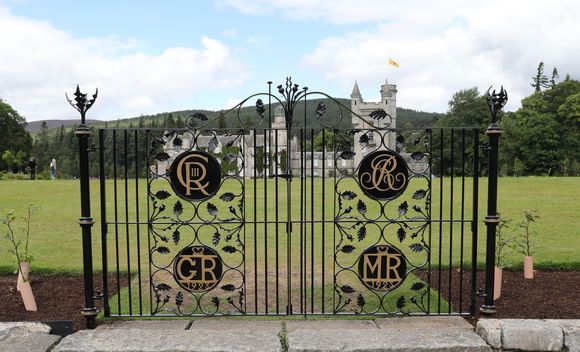 La tempête Floris attendue sur le territoire et pour laquelle les Britanniques étaient appelés à une extrême prudence a frappé. C'est donc par mesure de précaution que le château n'a accueilli personne

Le roi Charles III d'Angleterre et la reine consort Camilla Parker Bowles à leur arrivée à l'église Crathie Kirk à Balmoral. Le 11 août 2024 GOFF INF / BESTIMAGE