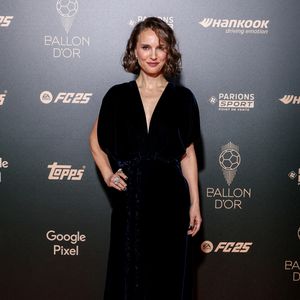 Natalie Portman au photocall de la cérémonie du Ballon d'Or 2024 au théâtre du Châtelet à Paris, France, le 28 octobre 2024. © Cyril Moreau/Bestimage