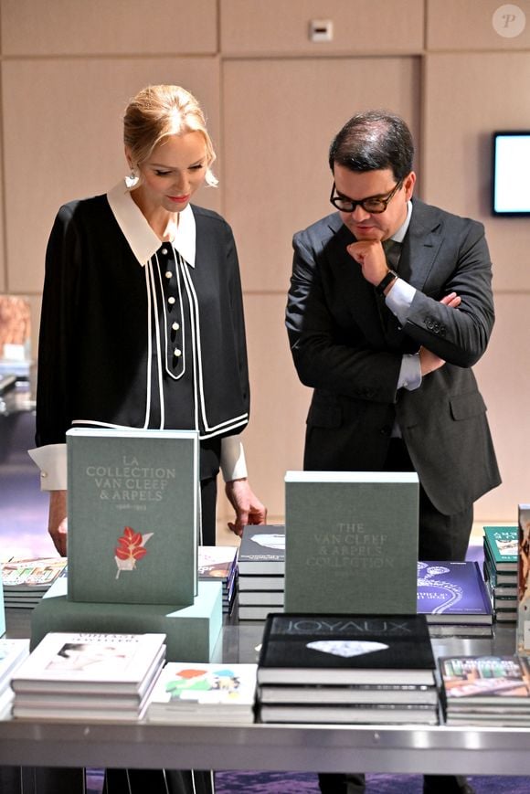 De quoi émerveiller la principale concernée qui a pour habitude de porter de magnifiques bijoux.

La princesse Charlene de Monaco était présente pour l'ouverture de la seconde édition du salon Joya, un salon international dédié au bijou, au One Monte-Carlo à Monaco, le 13 novembre 2025. © Bruno Bebert / Bestimage