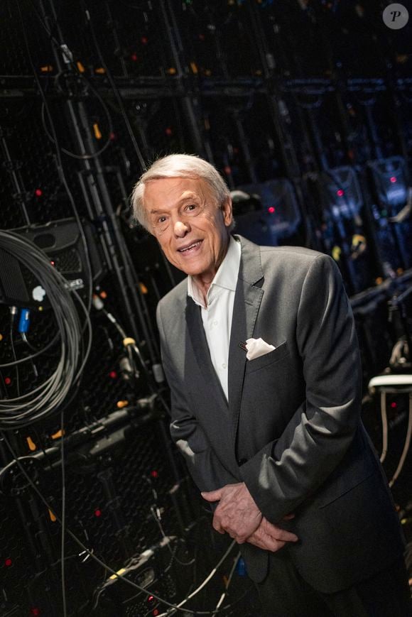 Exclusif - Salvatore Adamo en backstage de l'enregistrement de l'émission "Serge Lama, le dernier rappel" présentée par F. Bollaert, diffusée le vendredi 21 novembre 2025 sur France 3 à 21h10, au théâtre Marigny à Paris, France, le 29 avril 2025. © Clovis-Moreau/Bestimage