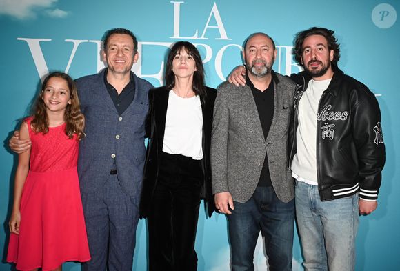 Dany Boon avec sa fille Sarah, Charlotte Gainsbourg, Kad Merad, Maxime Gasteuil - Avant-première du film "La Vie pour de vrai" au cinéma Pathé Wepler à Paris le 18 avril 2023. © Coadic Guirec/Bestimage
