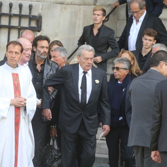 Monseigneur Di Falco, Pascal Desprez, Alain Delon, Anthony Delon, Yves Dahan - Sorties des obsèques de Mireille Darc en l'église Saint-Sulpice à Paris. Le 1er septembre 2017 © AGENCE / BESTIMAGE