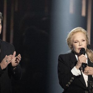 Sur scène, Sylvie Vartan reçoit un prix d'honneur des mains de David Hallyday lors de la 40e cérémonie des Victoires de la Musique, à La Seine Musicale, le 14 février 2025 à Boulogne-Billancourt, en France. Photo de David NIVIERE/ABACAPRESS.COM