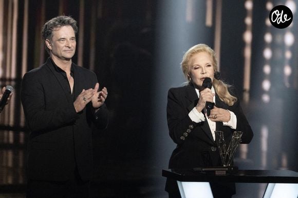 Sur scène, Sylvie Vartan reçoit un prix d'honneur des mains de David Hallyday lors de la 40e cérémonie des Victoires de la Musique, à La Seine Musicale, le 14 février 2025 à Boulogne-Billancourt, en France. Photo de David NIVIERE/ABACAPRESS.COM