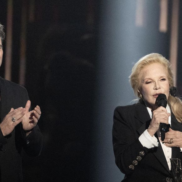 Sur scène, Sylvie Vartan reçoit un prix d'honneur des mains de David Hallyday lors de la 40e cérémonie des Victoires de la Musique, à La Seine Musicale, le 14 février 2025 à Boulogne-Billancourt, en France. Photo de David NIVIERE/ABACAPRESS.COM