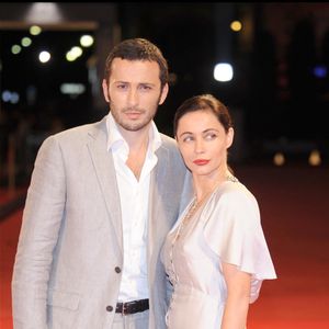Emmanuelle béart et Michaël Cohen sur un tapis rouge. Photo par Bestimage