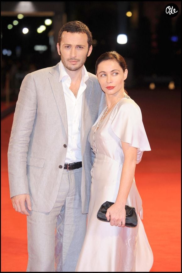 Emmanuelle béart et Michaël Cohen sur un tapis rouge. Photo par Bestimage