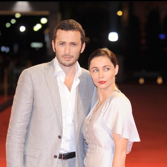 Emmanuelle béart et Michaël Cohen sur un tapis rouge. Photo par Bestimage