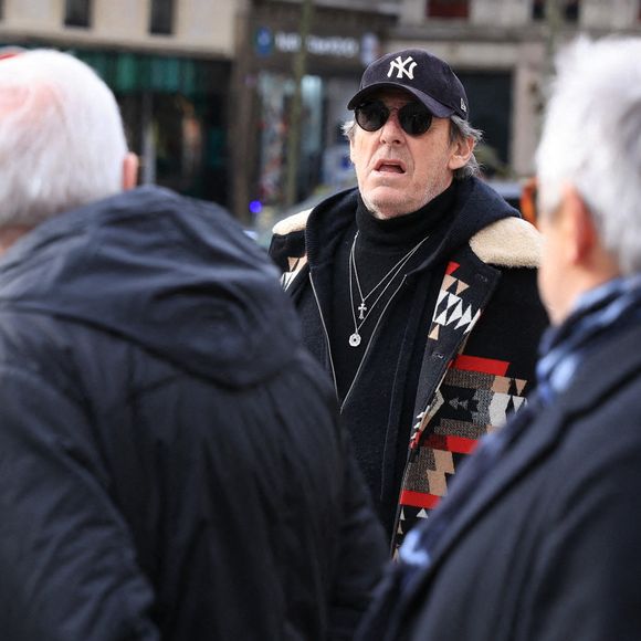 Jean-Luc Reichmann arrivant à la cérémonie funéraire de Rolland Courbis à l'église de la Madeleine à Paris, France, le 14 janvier 2026. Rolland Courbis, ancien footballeur français, entraîneur et commentateur médiatique au franc-parler, est décédé à l'âge de 72 ans. Photo par Jerome Domine/ABACAPRESS.COM