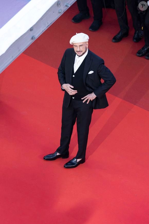 John Travolta - Montée des marches du film " Karma " lors du 79ème Festival International du Film de Cannes, le 15 mai 2026. © Camilla Canalini / Bestimage