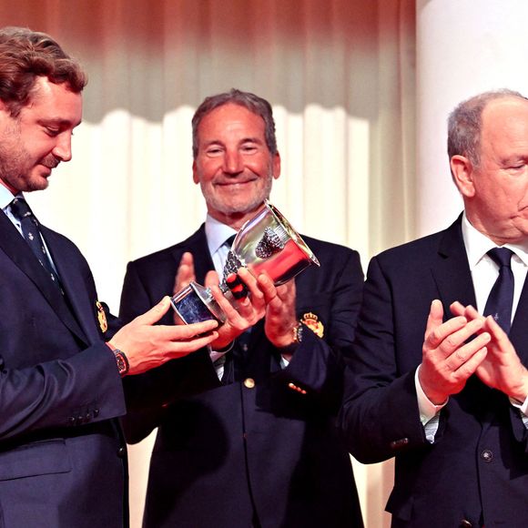 Pierre Casiraghi, Paul Cayard et le prince Albert II de Monaco durant la cérémonie d'intronisation des nouveaux membres du Yacht Club de Monaco ainsi que la remise des YCM Awards-Trophée Credit Suisse 2025, présidé par le prince Albert II de Monaco, le 16 décembre 2025, au Yacht Club de Monaco. Le titre de "régatier du Y.C.M. de l'année 2025" a été remporté par Pierre Casiraghi. Ce sont les membres du Club qui ont voté et choisi entre plusieurs régatiers. © Bruno Bebert / Bestimage