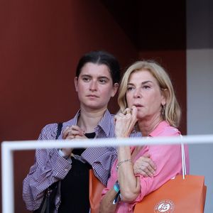 Michèle Laroque et sa fille Oriane Deschamps dans les tribunes en nocturne lors des Internationaux de France de Tennis de Roland Garros 2025, le 30 mai 2025 à Paris.
© Jacovides / Moreau / Bestimage