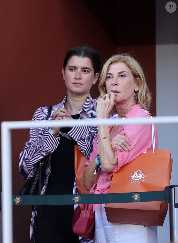 Michèle Laroque et sa fille Oriane Deschamps dans les tribunes en nocturne lors des Internationaux de France de Tennis de Roland Garros 2025, le 30 mai 2025 à Paris.
© Jacovides / Moreau / Bestimage