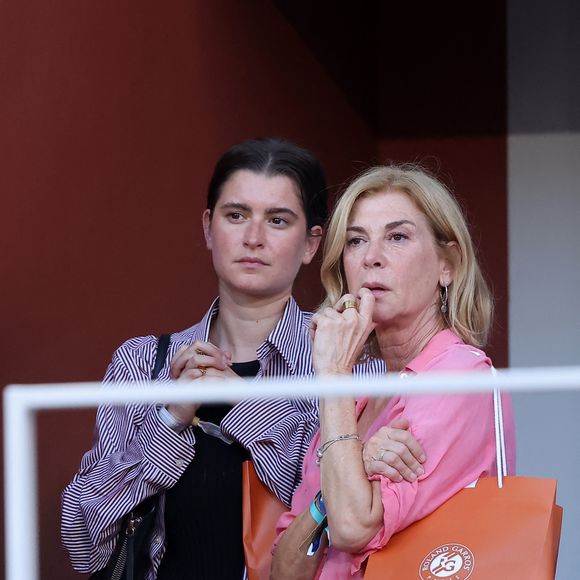 Michèle Laroque et sa fille Oriane Deschamps dans les tribunes en nocturne lors des Internationaux de France de Tennis de Roland Garros 2025, le 30 mai 2025 à Paris.
© Jacovides / Moreau / Bestimage