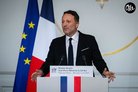 Dans la suite de son message, Arthur a expliqué que cette vie, loin de Paris, était une véritable bouffée d’air frais lui permettant de laisser derrière lui les soucis qu’il peut rencontrer dans la capitale. 

L'animateur Arthur (Jacques Essebag) lauréat  du prix Jean Pierre-Bloch de  la LICRA, à l Elysée, le 2 avril 2025.  © Eric Tschaen / pool / Bestimage