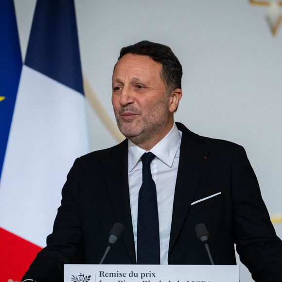 Dans la suite de son message, Arthur a expliqué que cette vie, loin de Paris, était une véritable bouffée d’air frais lui permettant de laisser derrière lui les soucis qu’il peut rencontrer dans la capitale. 

L'animateur Arthur (Jacques Essebag) lauréat  du prix Jean Pierre-Bloch de  la LICRA, à l Elysée, le 2 avril 2025.  © Eric Tschaen / pool / Bestimage