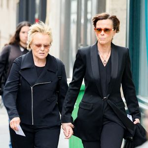 Muriel Robin et son épouse Anne Le Nen lors des funérailles de B. Chirac à la basilique Sainte-Clotilde à Paris (7e) le 12 juin 2026. L’ancienne première dame de France est décédée le 5 juin 2026 à l’âge de 93 ans. 
© Jacovides / Liewig / Bestimage