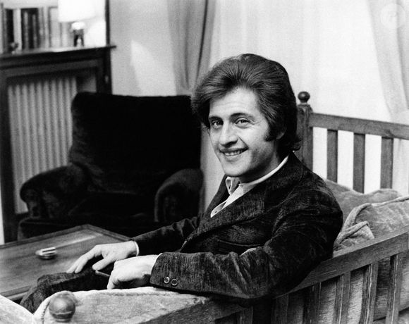 Portrait du chanteur français d'origine américaine Joe Dassin souriant. Paris, 1970 Photo par Agenzia Pitre/Mondadori Portfolio via ZUMA Press/ABACAPRESS.COM