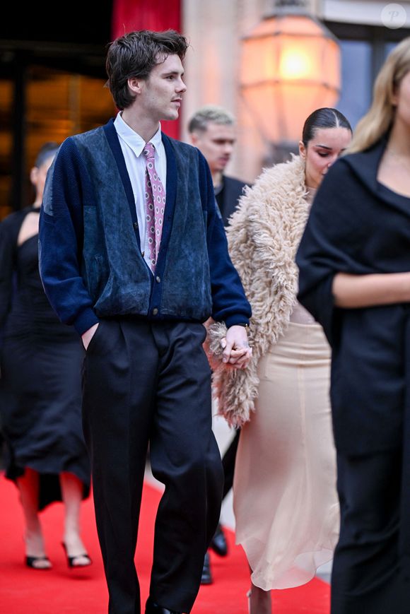 Cruz Beckham et sa compagne Jackie Apostel - Victoria Beckham, accompagnée de sa famille, à la sortie de l'Hôtel La Réserve pour se rendre au ministère de la Culture pour être élevée au rang de Chevalier des Arts et des Lettres à Paris, France, le 26 janvier 2026. © Yehiel Chekroune/Bestimage