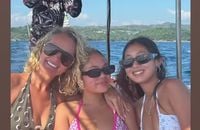 "Sans même avoir besoin de poser quoi que ce soit, les salariés qui ne travaillent pas les week-ends pourront déjà profiter de plusieurs week-ends prolongés."

Laeticia Hallyday et ses filles Jade et Joy en Thaïlande.