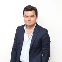 L'été du bonheur ! Comblé, Gauthier Le Bret (CNews/Europe 1) pose avec sa femme Eloïse et leur bébé de quelques jours