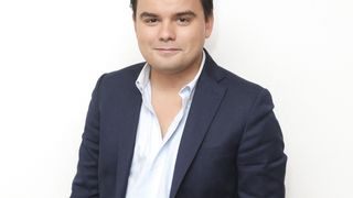 L'été du bonheur ! Comblé, Gauthier Le Bret (CNews/Europe 1) pose avec sa femme Eloïse et leur bébé de quelques jours