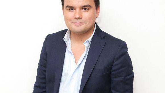 L'été du bonheur ! Comblé, Gauthier Le Bret (CNews/Europe 1) pose avec sa femme Eloïse et leur bébé de quelques jours