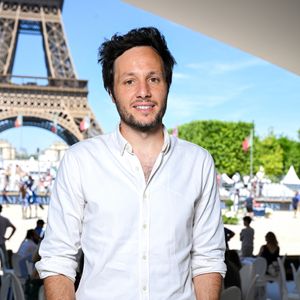 Exclusif - Vianney dans la tente VIP lors du Longines Paris Eiffel Jumping au pied de la Tour Eiffel sur le Champ-de-Mars à Paris, France, le 21 juin 2025.

© Perusseau-Veeren/Bestimage