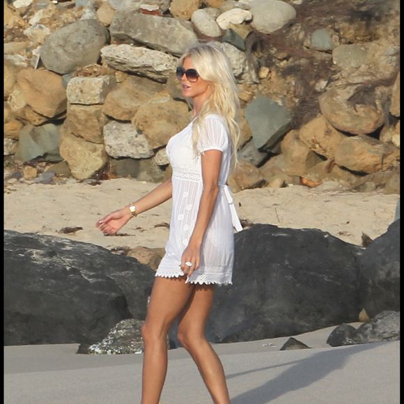 Victoria Silvstedt s'amuse avec deux enfants sur la plage des Flamands à Saint-Barthélemy. Agence / Bestimage