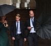 Tel père, tel fils... ou presque ! 

Le prince George de Galles, fait sa rentrée au collège d'Eton entouré de ses parents, le prince William, prince de Galles, et Catherine (Kate) Middleton, princesse de Galles © PA Wire/PA Images / Bestimage