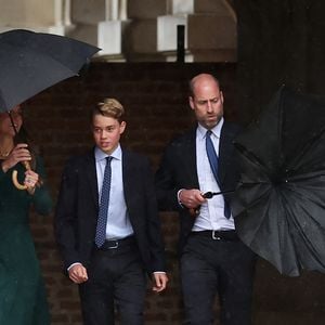 Tel père, tel fils... ou presque ! 

Le prince George de Galles, fait sa rentrée au collège d'Eton entouré de ses parents, le prince William, prince de Galles, et Catherine (Kate) Middleton, princesse de Galles © PA Wire/PA Images / Bestimage