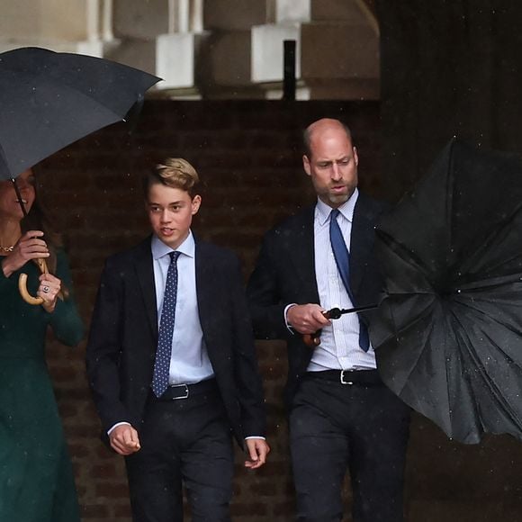 Tel père, tel fils... ou presque ! 

Le prince George de Galles, fait sa rentrée au collège d'Eton entouré de ses parents, le prince William, prince de Galles, et Catherine (Kate) Middleton, princesse de Galles © PA Wire/PA Images / Bestimage