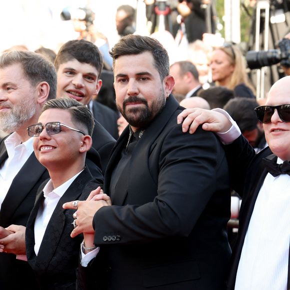 Clovis Cornillac, Artus, Alice Belaidi et l'équipe du film "Un p'tit truc en plus" - Montée des marches du film « Le comte de Monte-Cristo » lors du 77ème Festival International du Film de Cannes, au Palais des Festivals à Cannes. Le 22 mai 2024
© Jacovides-Moreau / Bestimage