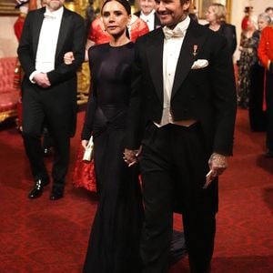 David et Victoria Beckham se dirigent vers l'East Gallery pour assister au banquet d'État de l'émir du Qatar, le cheikh Tamim bin Hamad Al Thani, au palais de Buckingham, à Londres, lors de sa visite d'État au Royaume-Uni. Londres, Royaume-Uni, mardi 3 décembre 2024. Photo by Aaron Chown/PA Wire/ABACAPRESS.COM