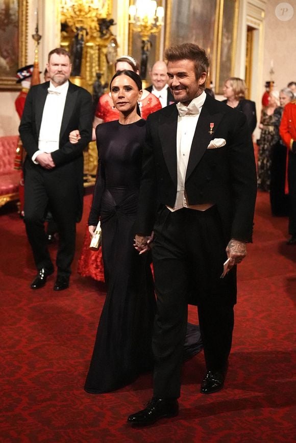 David et Victoria Beckham se dirigent vers l'East Gallery pour assister au banquet d'État de l'émir du Qatar, le cheikh Tamim bin Hamad Al Thani, au palais de Buckingham, à Londres, lors de sa visite d'État au Royaume-Uni. Londres, Royaume-Uni, mardi 3 décembre 2024. Photo by Aaron Chown/PA Wire/ABACAPRESS.COM