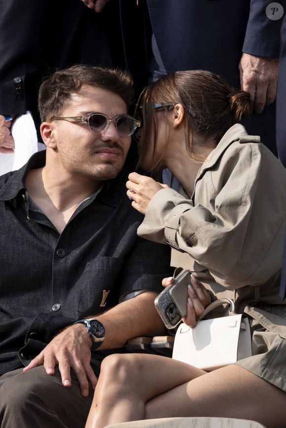 Ce séjour a surtout été l'occasion pour le duo de partager de précieux moments touristiques dans les rues pavées de la ville.

Antoine Dupont et sa compagne Iris Mittenaere en tribunes lors de la finale messieurs des Internationaux de France de Tennis de Roland Garros 2025 (jour 15), à Paris, France, le 8 juin 2025. © Cyril Moreau/Bestimage
