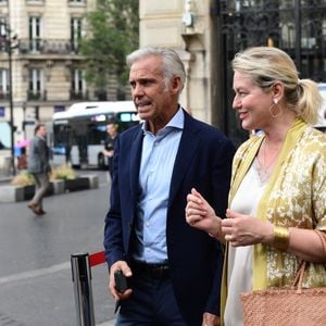 Paul Belmondo et sa femme Luana - Mariage de Claude Lelouch à la mairie du 18ème à Paris. Le 17 juin 2023