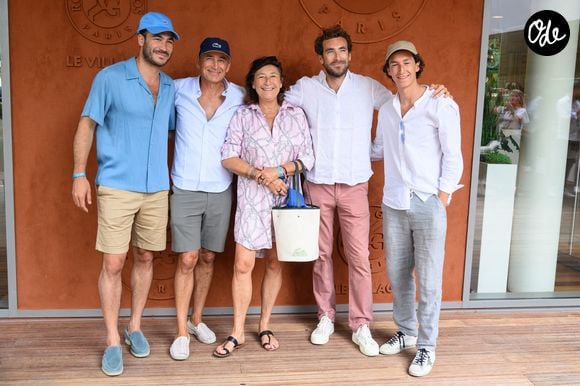 Valentin Kretz, Olivier Kretz, Sandrine Kretz, Martin Kretz et Raphaël Kretz assistant au tournoi de Roland-Garros 2023, le 10 juin 2023 à Paris, en France. Photo de Laurent Zabulon/ABACAPRESS.COM
