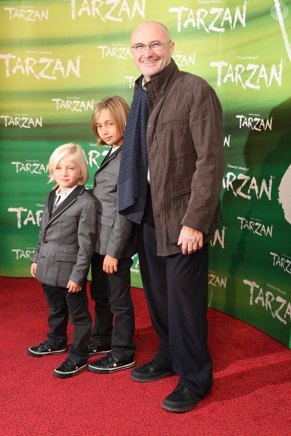 Phil Collins et ses fils Matthew et Nicholas assistent à la fête du premier anniversaire de la comédie musicale 'Tarzan', à Neue Flora, Hambourg, Allemagne, le 18 octobre 2009. Phil Collins a écrit neuf chansons pour la version scénique de la comédie musicale. Photo Stephan Wallocha/Action Press/ABACAPRESS.COM
